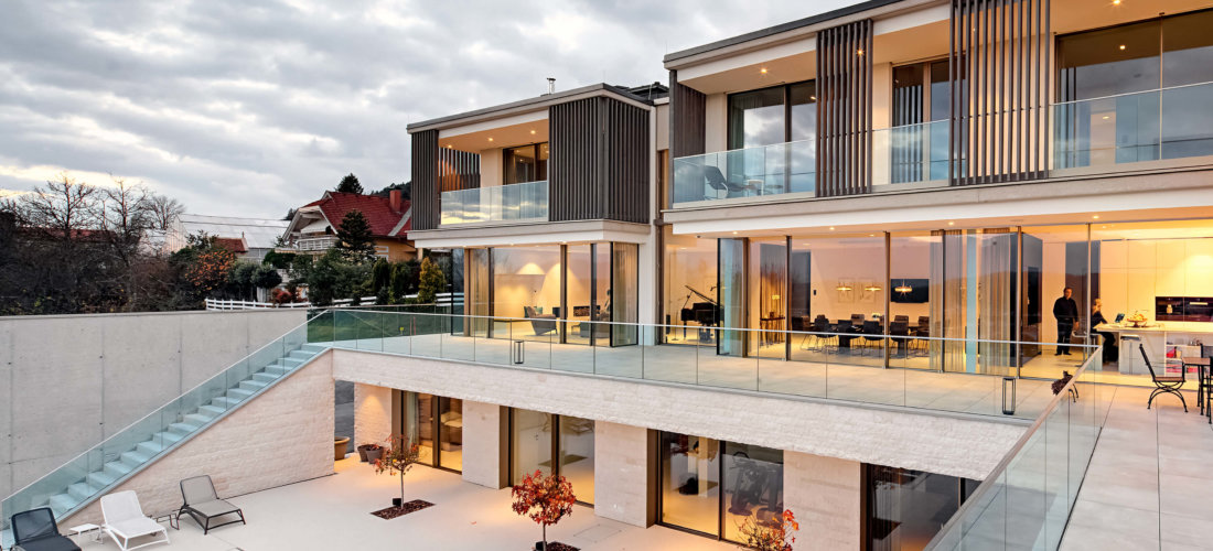 Velkoformátové bezrámové zasklení v rezidenční architektuře
