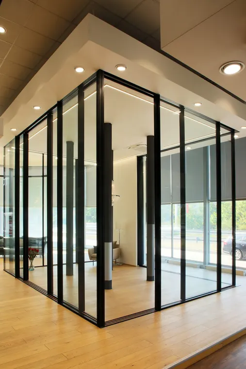Detail nároží prosklené vzorkové místnosti na dubové podlaze, showroom OKNA.EU Praha Pankrác