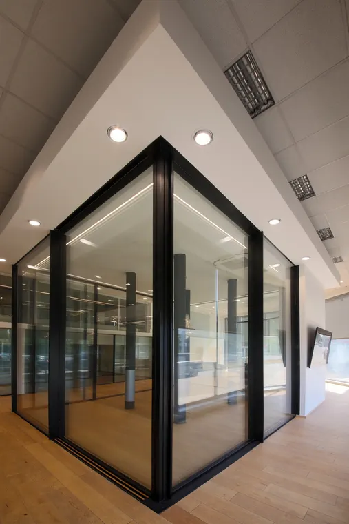 Nároží prosklené vzorkové místnosti se skrytým rámem, showroom OKNA.EU Praha Pankrác