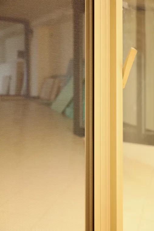Detail integrované sítě proti hmyzu posuvné stěny amadeus ve světlém provedení, showroom OKNA.EU