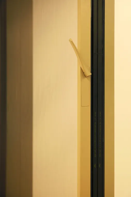 Detail kliky amadeus se zápustným štítkem ve světlém provedení, showroom OKNA.EU