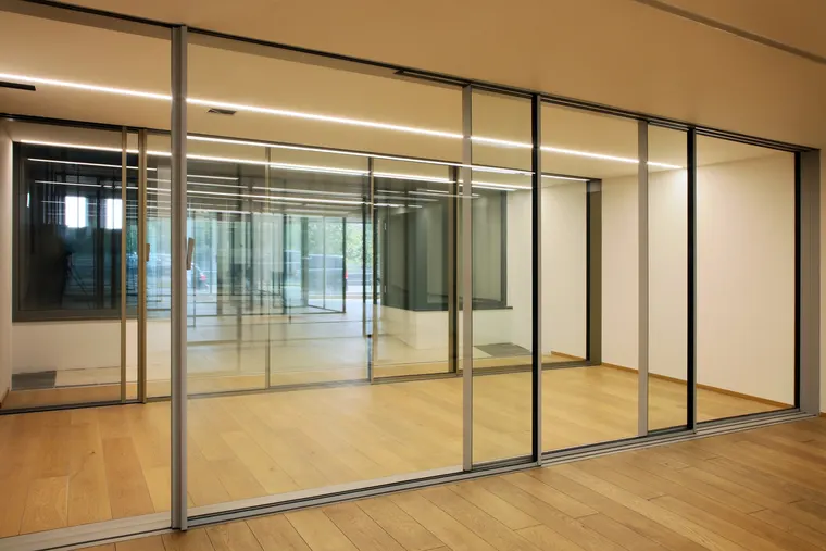 Posuvná prosklená stěna amadeus se štíhlými profily z úhlu, showroom OKNA.EU Praha Pankrác