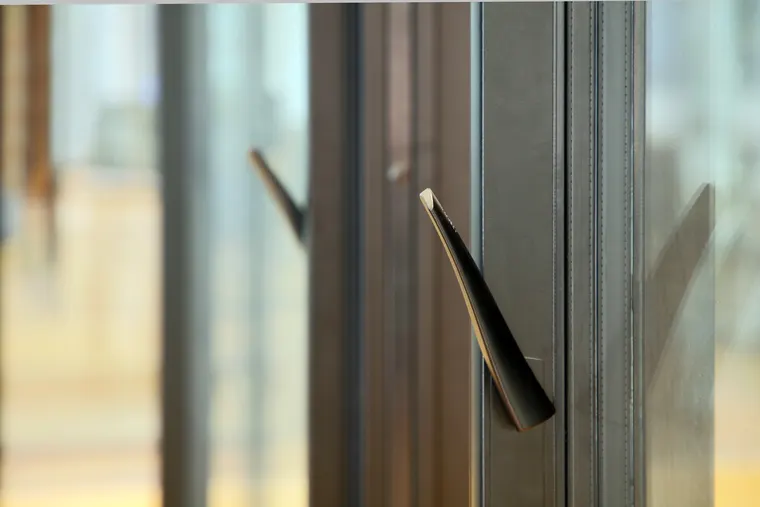 Detail klik amadeus na prosklené posuvné stěně, showroom OKNA.EU