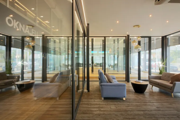 Lounge showroomu OKNA.EU Praha Pankrác s logem na prosklené stěně