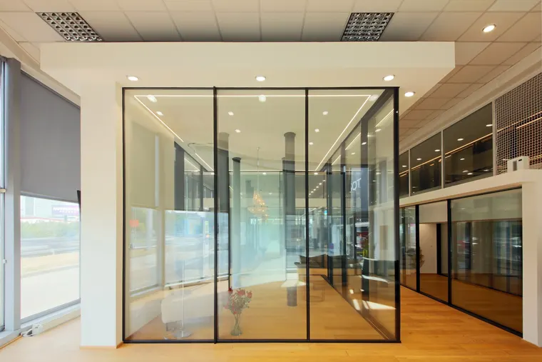 Prosklená vzorková místnost s designovým podhledem, showroom OKNA.EU
