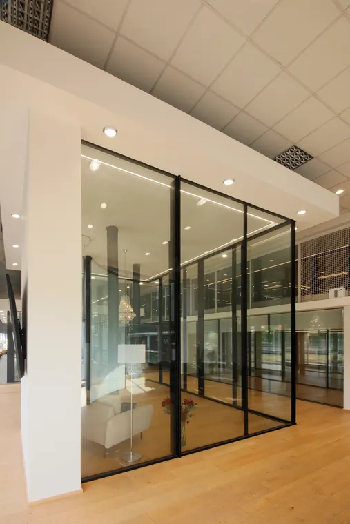 Prosklená vzorková místnost v bílém portálu, showroom OKNA.EU Praha Pankrác