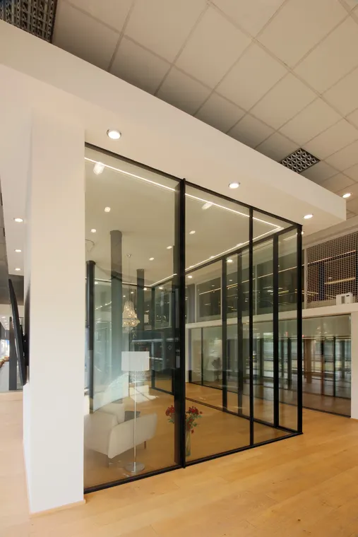 Prosklená vzorková místnost s křišťálovým lustrem, showroom OKNA.EU